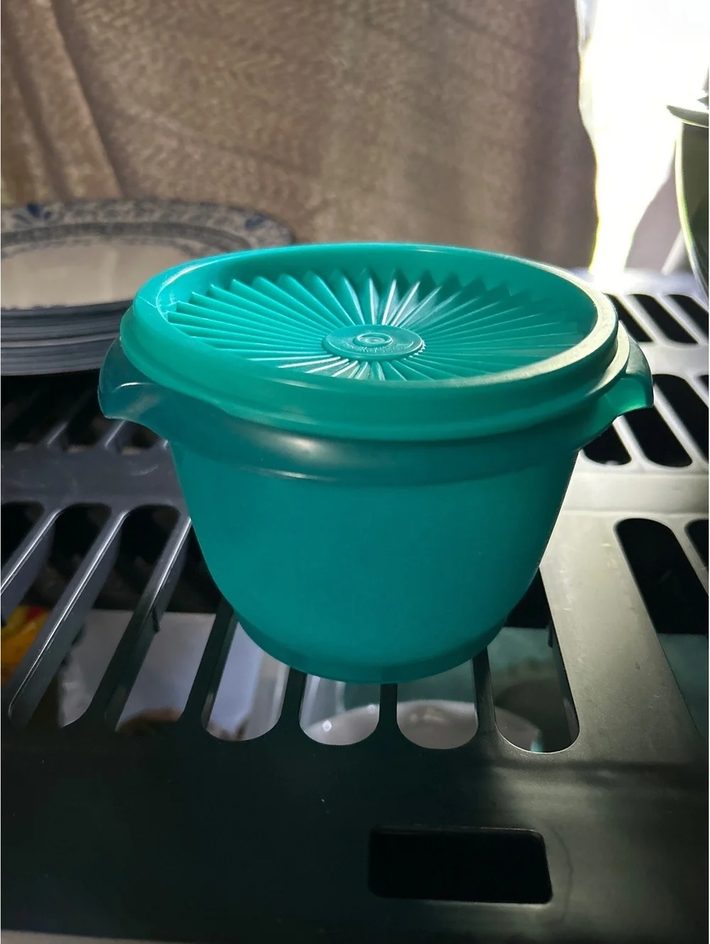 Tupperware Classic 600ml Storage Container with Lid - Turquoise